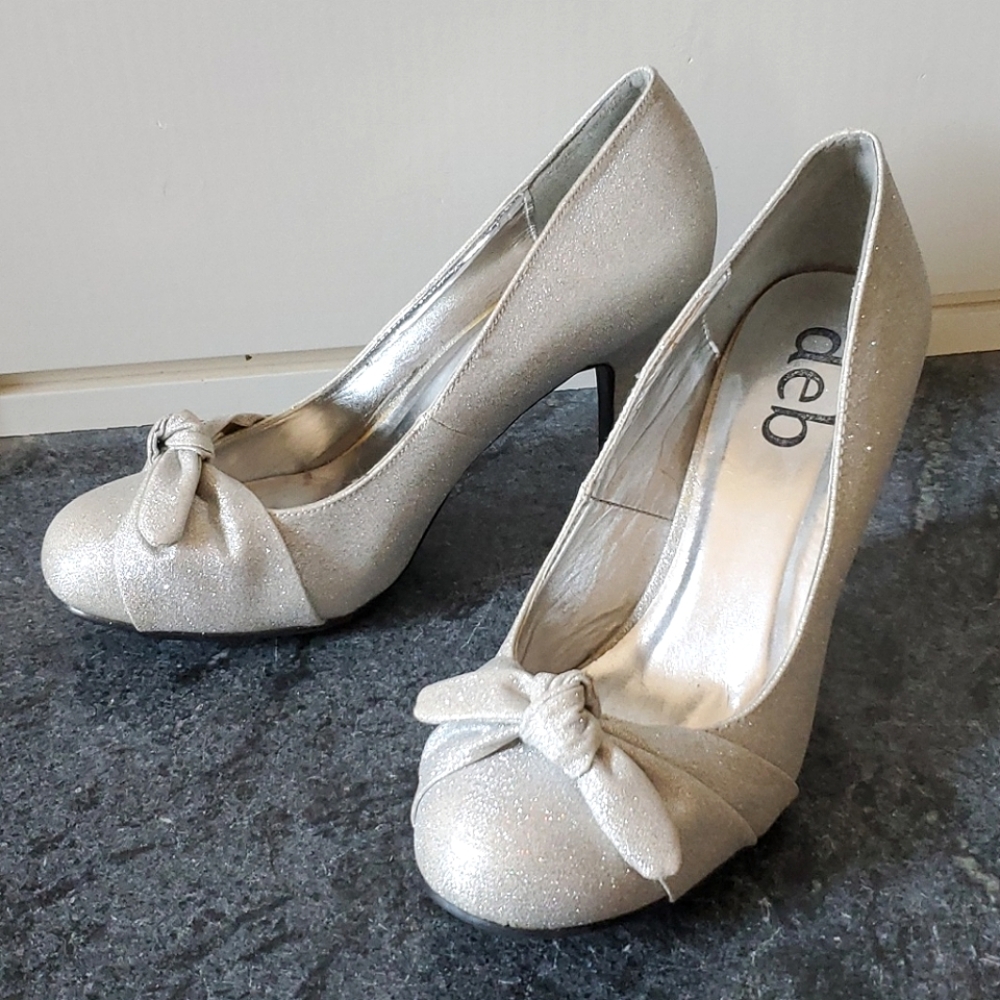 90s Vintage DEB Sparkly Silver Pumps, Dressy Formal Closed Toed Heels, Bow